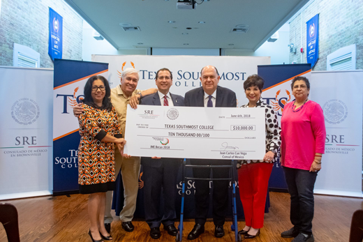 Consulado de Mexico presenting check to Dr. Rodriguez